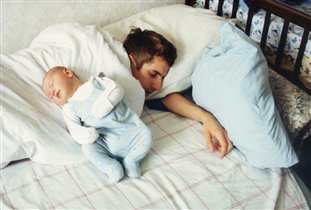 уснул и папа, и малыш