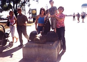 Наша семья у памятника бычку-кормильцу в центре Бердянска
