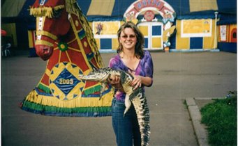 В 2003 году в Москве на ВДНХ с крокодилом, живым крокодилом :)