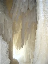 Это внутри водопада, под замёрзшей лавиной воды.