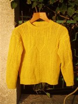желтый свитер