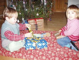 Малыши потрошат подарки от Деда Мороза