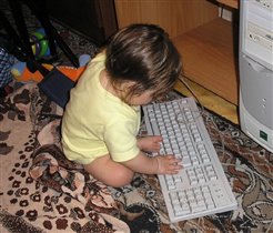 Ребенок 21го века: в 9 месяцев учимся печатаьь на клавиатуре :)