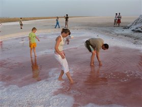 Соленое озеро в пустыне Сахара