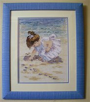 девочка собирающая ракушки