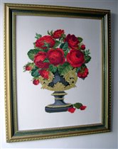 Розы в черно-золотом кубке