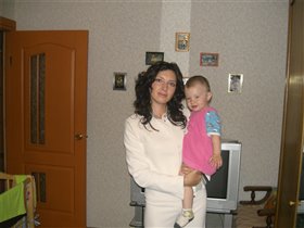 Каришка с мамой