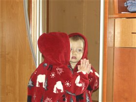 Любуется собой