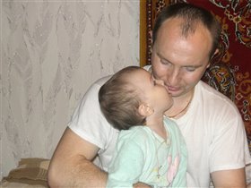 Целуется с папой