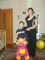 Кариша, мама и коник Орлик