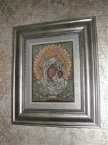 Оформленная икона Казанской Божьей Матери.