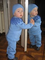 Это костюмчик для внука... От зеркала не оторвать :))