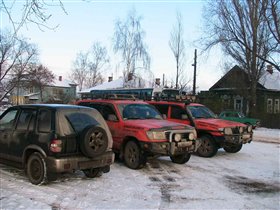 Ребята из экспедиции Мурманск-Владивосток:) Наша грязная машина скромно пристроилась рядом