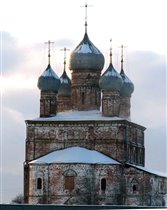 Монастырь - купола и кресты