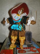 Кот в сапогах 250 руб. Стоит, опираясь на хвост. На втором фото - баночка с витаминами, что бы было видно размер.