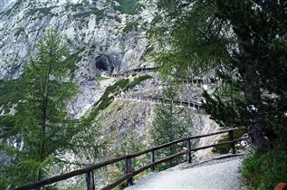 Вход в ледяную пещеру Айсризенвельт