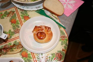 На праздничном столе - булочки и те 'хрюшки'!