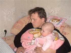 Так папа и с дочерью сидит и про себя не забывает (играют в компьютер)