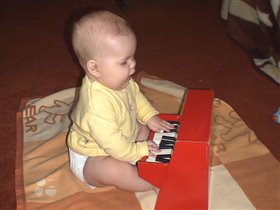 Долго искали именно такое пианино, наш папа против электронных - нечего прортить ребенку слух. Маринке 5,5