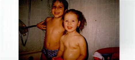 Дрызгаться в ванной вместе с братом, одно из любимых мероприятий у Анютки.