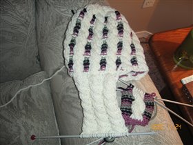 Шапка и перчатки для дочери, еще не довязанные