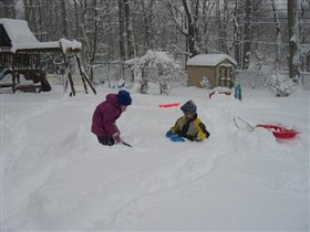 Снегопад, дети в нашем дворе