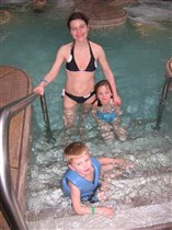 Мама и детки в водном парке