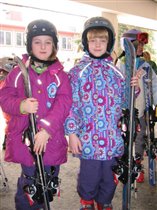 Аня и Эми на лыжах