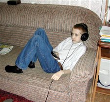 Дима слушает музыку :)
