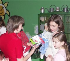 Яночка принимает подарки от Евы с Катюшей и Аней