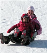 Владик со своей тетей Леной на санках, пока мы с Ладой на лыжах:)