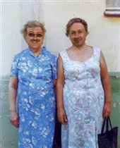 вышивающие соседки по подъезду..Владлена и Александра