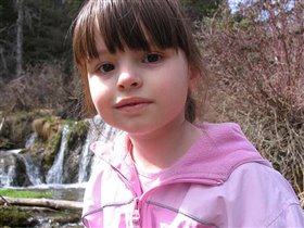 Мария на фоне крошечного водопадика