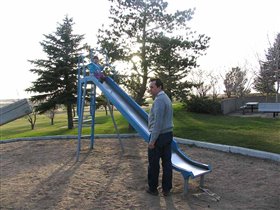 Попрыгали на детской площадке