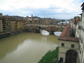 Вид на мост из Галереи Уффиццы во Флоренции
