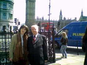 Алина с папой в центре Лондона , май 06 г.