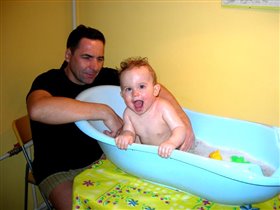 Люблю, когда меня купает папочка!