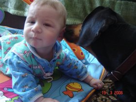 очень любит малого