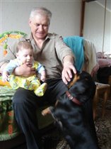 Любит играть с мячиком,постоянно приносит его Андрюшке