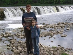 Мы с Леськой на фоне Кулдигского водопада, самого широкого в Европе :)