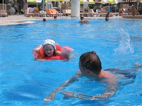 Учимся плавать. Пока с кругом и нарукавниками