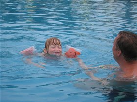 А теперь уже только в нарукавниках. И в большом бассейне.