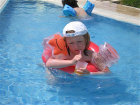 Сижу в бассейне, потягиваю фанту...