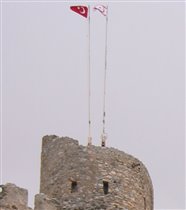 Вот они эти флаги - красный с белым рисунком турецкий и точно такой же, только белый с красным рисунком - Северного Кипра.