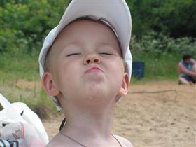 Скорчил рожицу :))))