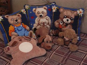 Теперь у нас три подушки с медведями. 