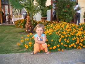 Оранжевый мальчик в оранжевых цветочках :-)))