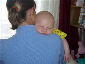 Как сладко спиться на мамином плече!