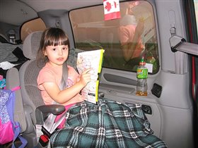 Мария показывает на карте где мы были