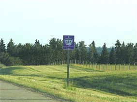 Знаки, указывающие, что по этой дороге ездила Английская королева